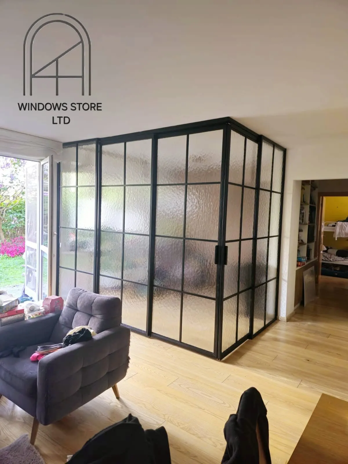 Glazed rear extension with structural glass onto a garden, London