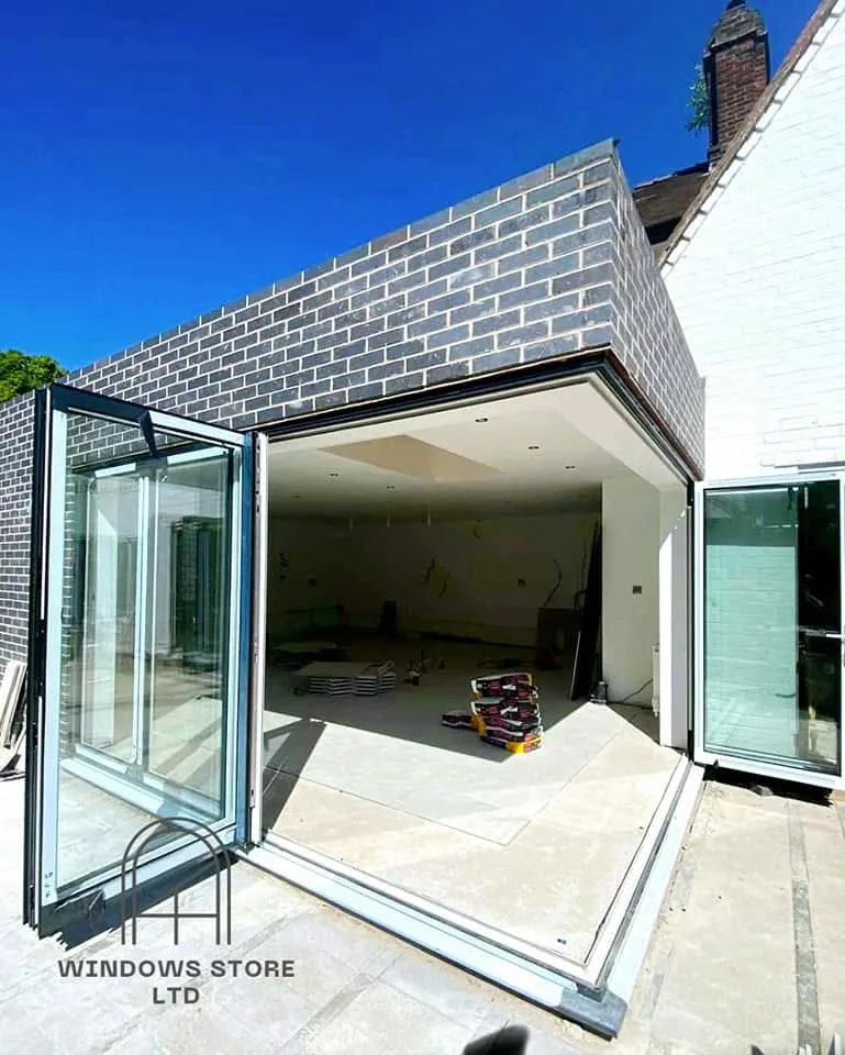 Glass box extension with frameless corners, London
