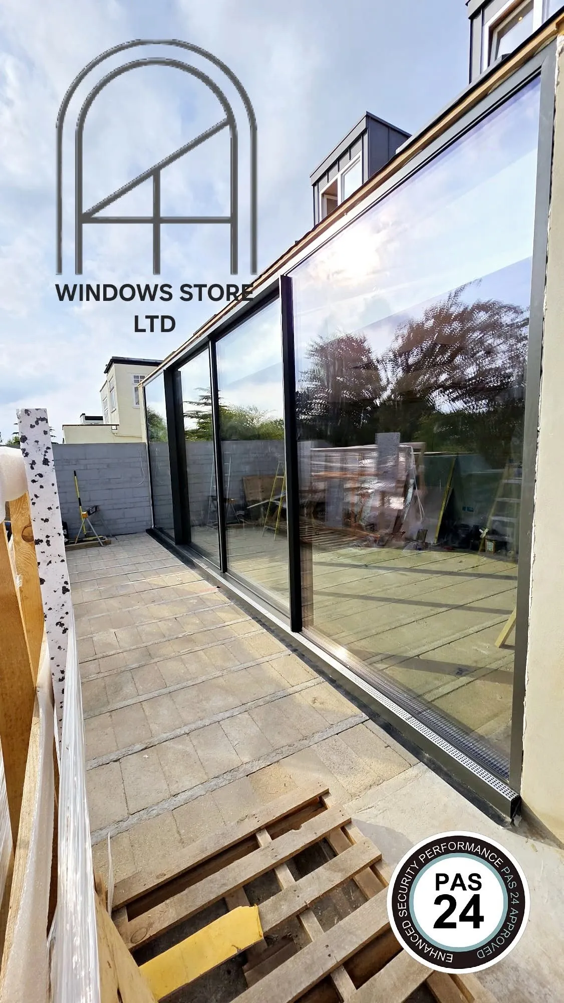 Aluminium sliding doors with uninterrupted glazing, London